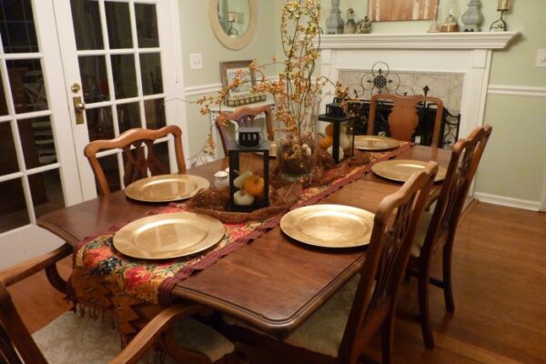 How to decorate a dining room table